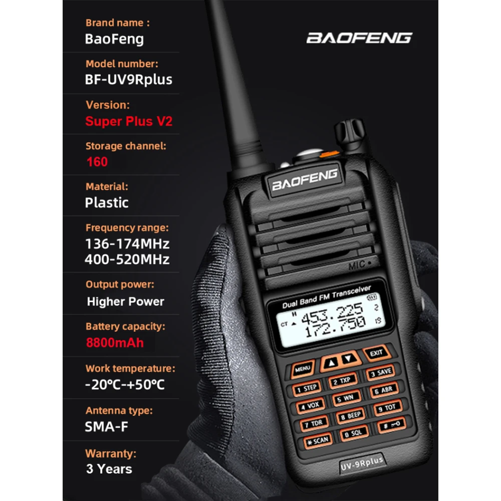 Radio Baofeng UV9R Plus en uso al aire libre mostrando su robustez y resistencia