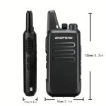 Baofeng Walkie Talkie T20 mostrando la pantalla encendida y canal activo