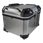 Vista lateral del baúl universal moto 45L plata color plata