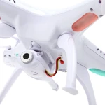 Drone Syma X5SW con cámara HD y wifi mostrando control remoto