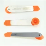 Kovinsko orodje za odpiranje z vrtljivim valjčkom za tablice in pametne telefone