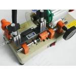 Llaves duplicadas con la máquina láser Defu 2as para cerrajeros