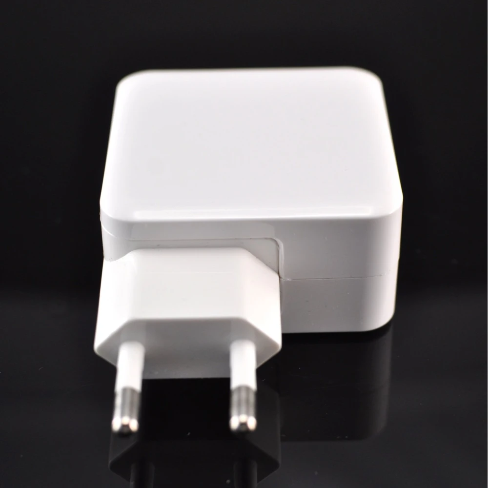 Cargador USB-C 29W compatible MacBook mostrando dimensiones compactas