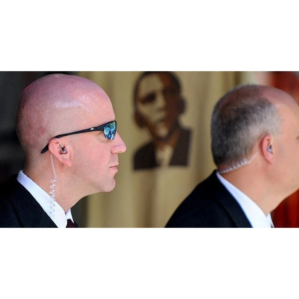 Auricular transparente para walkie talkie Baofeng UV5R mostrando diseño discreto